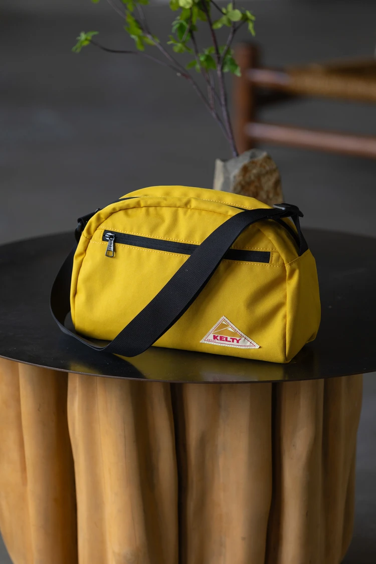 丸みのあるトップデザインが印象的なES ラウンド トップ バッグ M