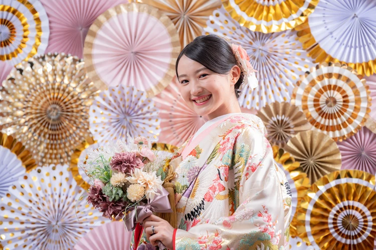 カラフルな背景の前でポーズをとる新婦　華雅苑　和装前撮り　華雅苑浅草橋本店　新郎新婦　おすすめ和装前撮り