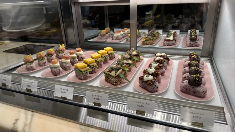 彩り豊かなおにぎりとスイーツのショーケース
