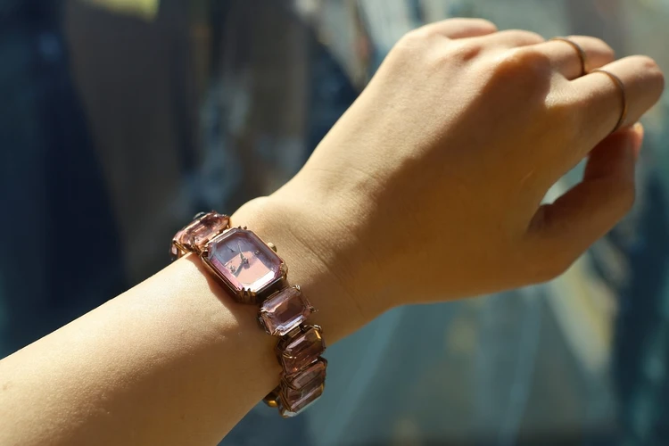 【私の時計物語】25連勤で荒んだ心身に光をくれたスワロフスキーのオクタゴンブレスウォッチ_3