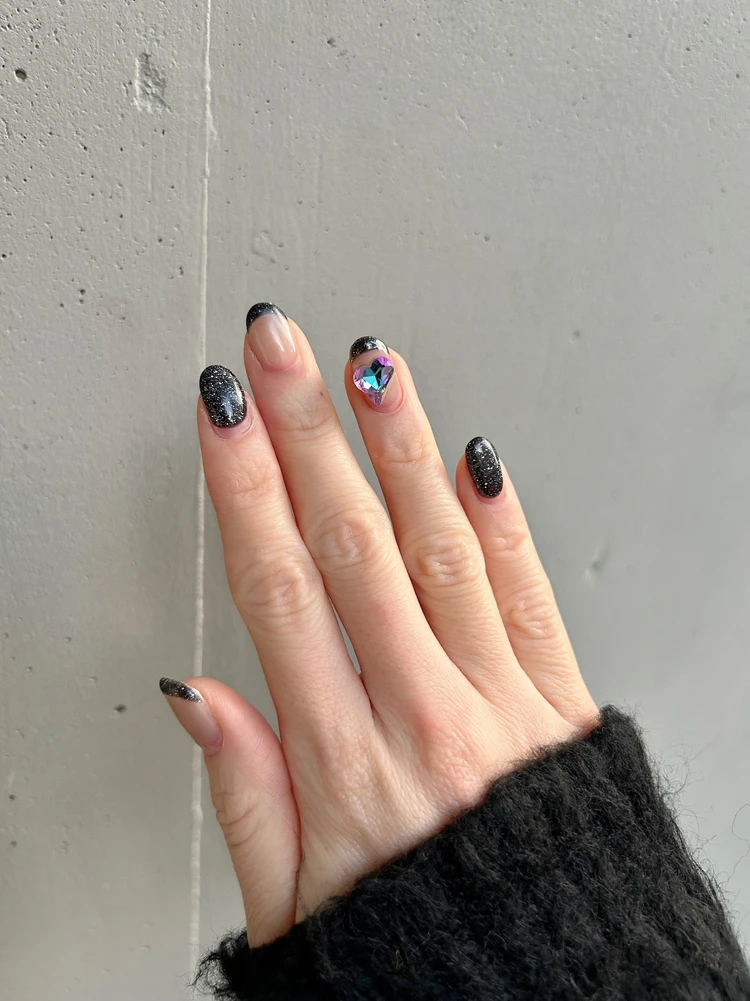 ブラックネイル フラッシュネイル 冬ネイル ハートパーツ 推し活ネイル デザイン