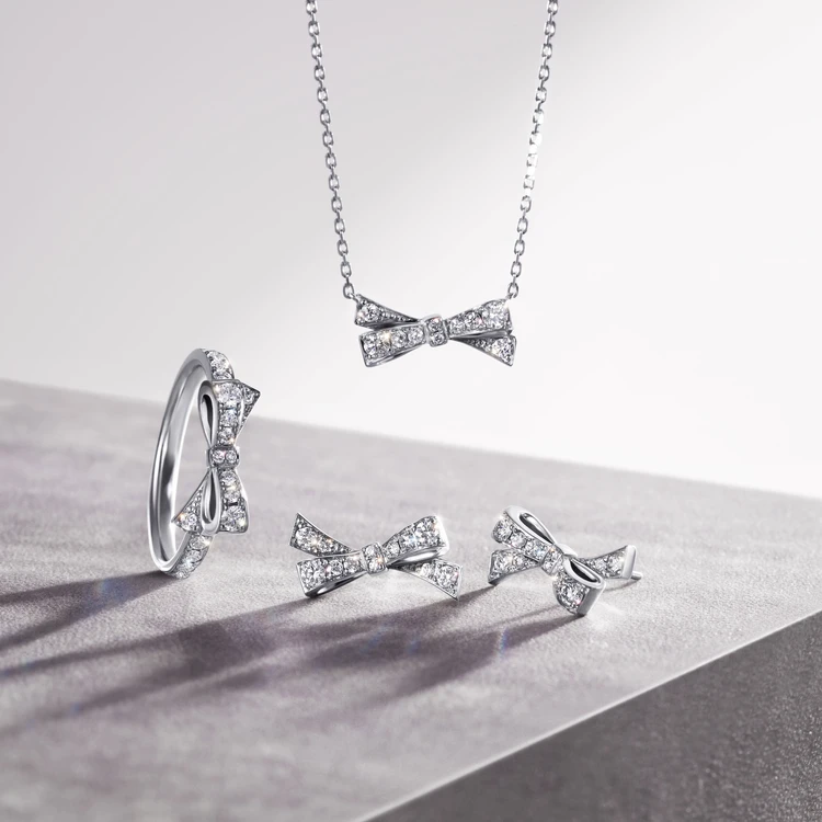 DIAMOND BOW Pt950 ダイヤモンドネックレス¥198000、ピアス¥275000、リング¥275000