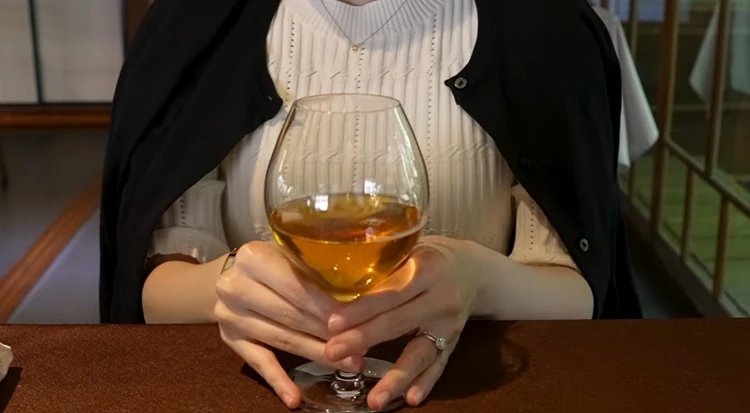 食前にノンアルコールのスパークリングで喉を潤します。