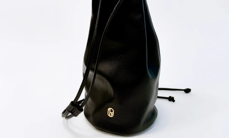 【(im)perf.(インパーフ)】指に下げても肩にかけても使える黒ポーチに夢中です【エディターズピック】