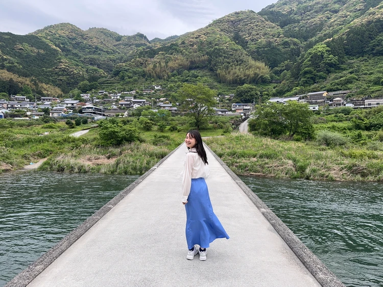 浅尾沈下橋 沈下橋の上で振り返る女性 仁淀川 浅尾沈下橋 仁淀ブルー 高知観光 高知旅行おすすめ 高知ドライブ 高知おすすめ