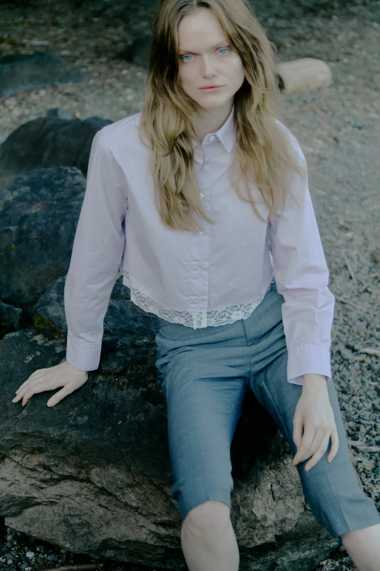 裾にレースをあしらったクロップド丈のシャツ＜Lumi Lace Cropped Shirt＞