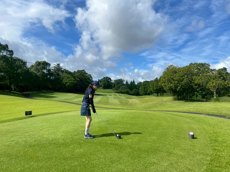 ゴルフをする女性