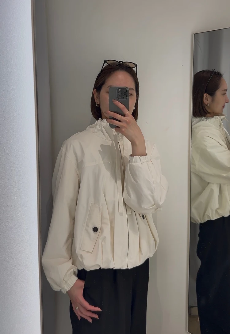 H&M 白の軽アウターを着用した30代の女性