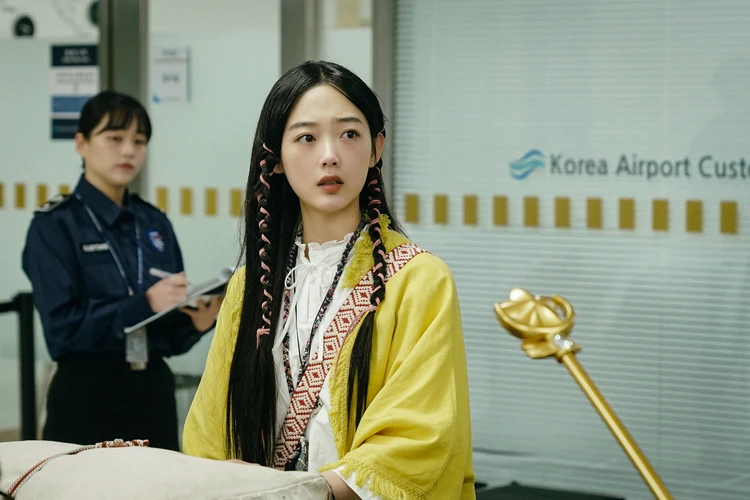 力の強い女カン・ナムスン　空港の税関でも堂々と意見を述べるナムスン