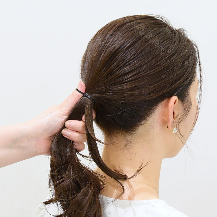 [猛暑にはまとめ髪！] セミロングヘア編 プロのテクで差がつくふんわりまとめ髪。見た目もボリュームアップ、薄毛カバーもできちゃう！_15_1