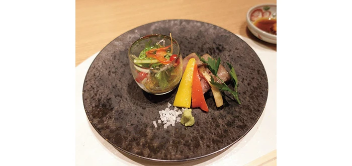 文珠荘では丹後の旬の食材をふんだんに使った会席料理を堪能。中でも特選和牛サーロインは舌の上でとろける極上の味わいでした。