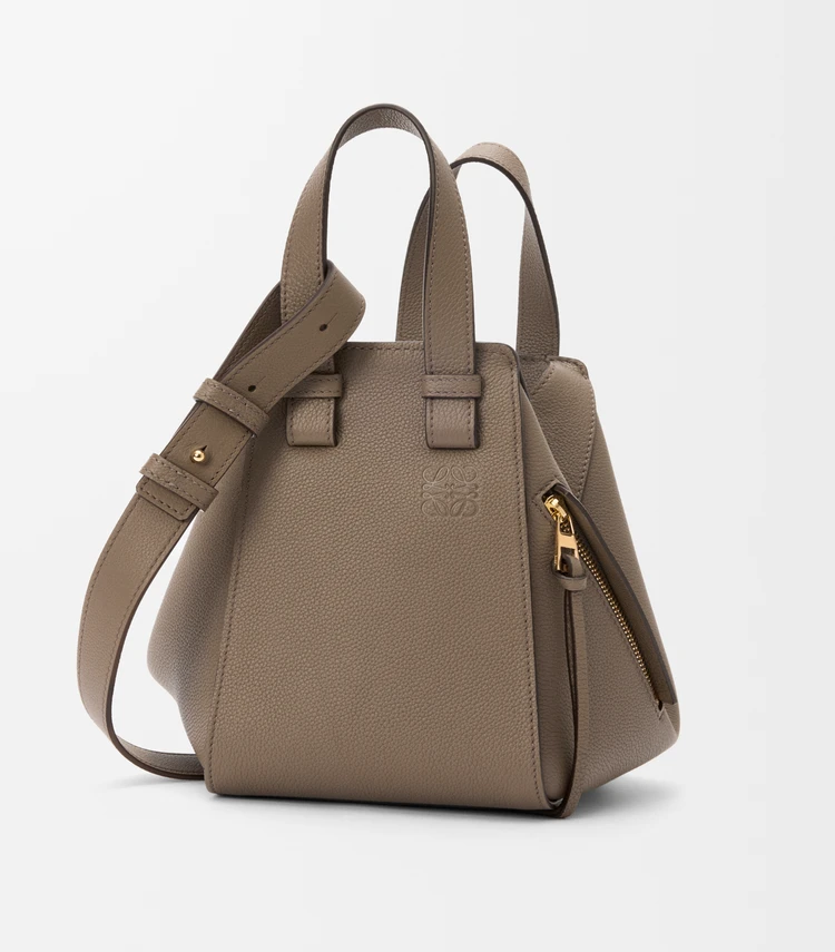 「LOEWE（ロエベ）」のバッグ「ハンモックバッグ コンパクト」