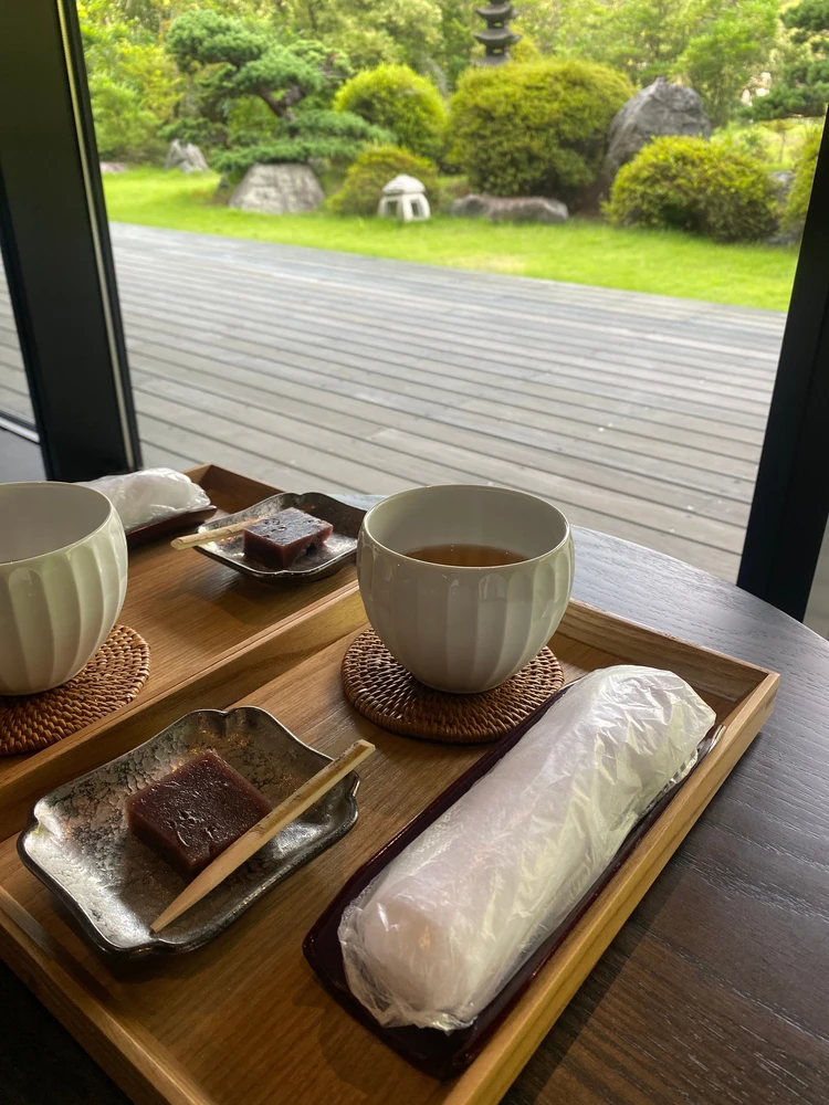 ウェルカムドリンクはほうじ茶、スイーツは羊羹です