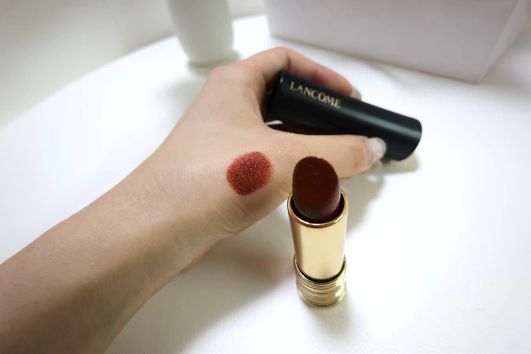 た唇のアップ。ブラウンニュアンスの絶妙なカラーが上品な印象に。