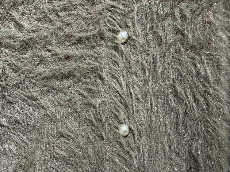 ボタンは小粒なパールで可愛い