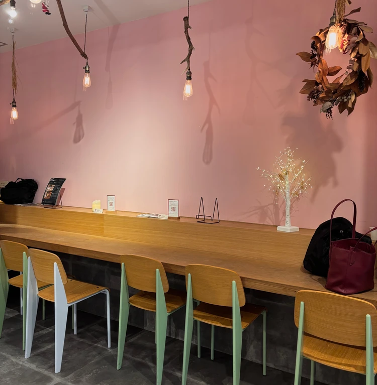 「foodscape!BAKERY北浜」 のイートインスペース。カラフルな雰囲気で、パンとドリンクをゆったり楽しめる空間