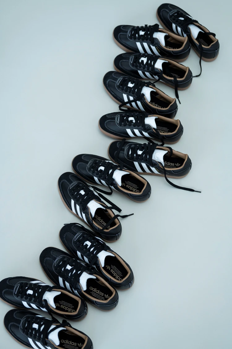 アディダス オリジナルス アダム エ ロぺ 別注スニーカー　集合体