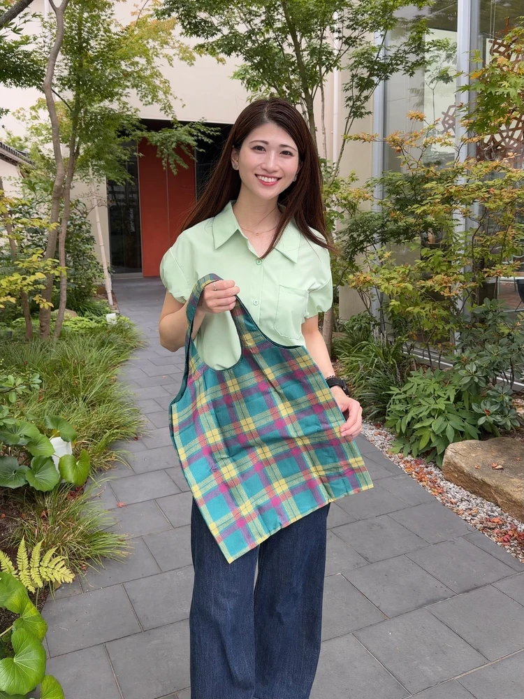 Mサイズのエコバッグもった様子