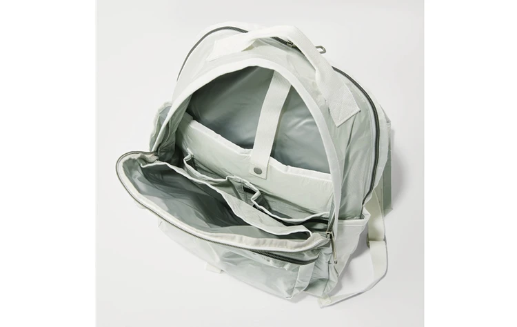 LeSportsac（レスポートサック）きれいめバックパック　外側だけでなく、中にも多数のポケットやペンホルダーがつき機能的。