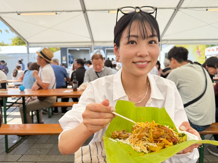 「ARALIYA LANKA」のスリランカカレーを食べている様子