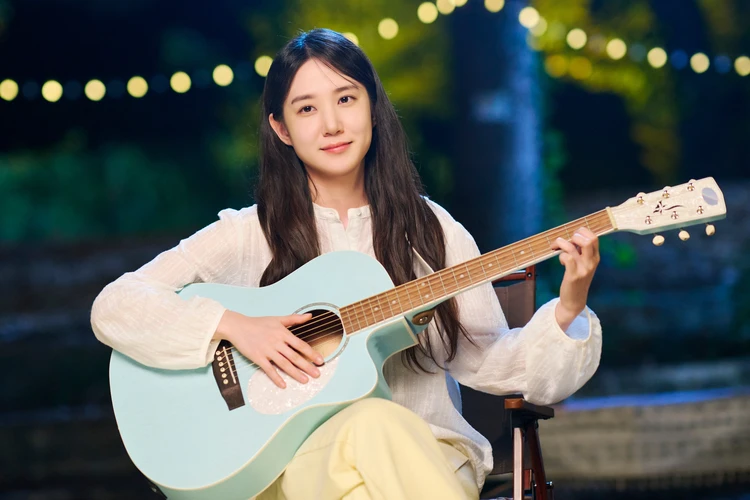 無人島のディーバ モクハ(パク・ウンビン)のギター弾き語りカット