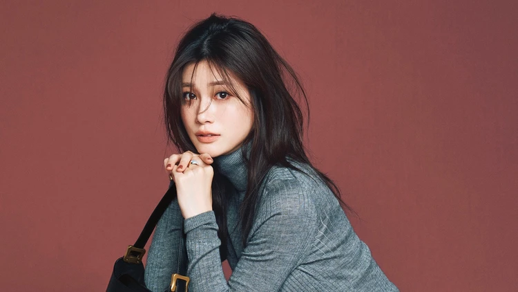 【チェックスカートコーデ】存在感たっぷりのフレアスカートはワントーンで品よく【BAILA今日のコーデ】