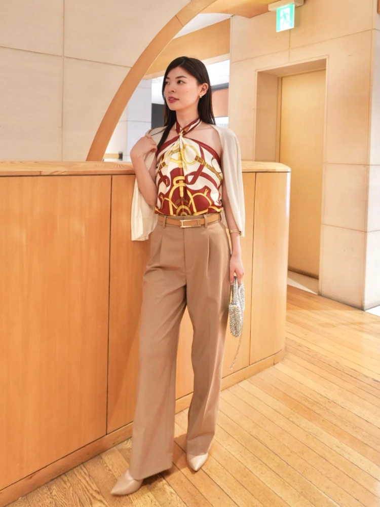 赤いスカーフをトップスとして着用したユニクロのベージュパンツのコーデ