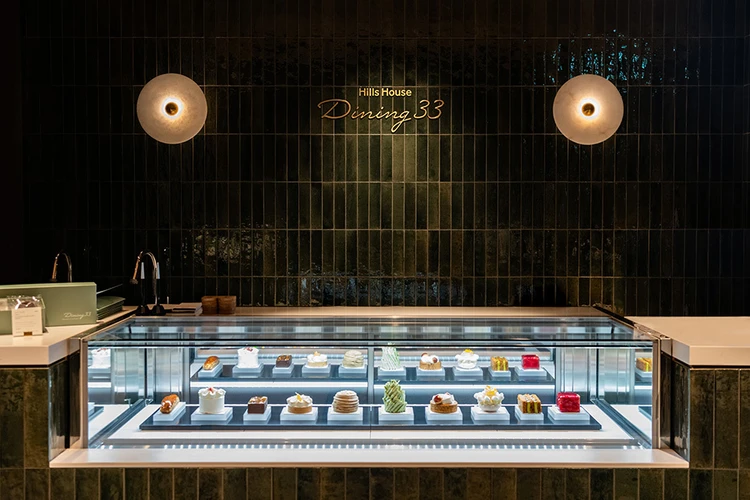 Dining 33 Pâtisserie à la maisonのショーケースに並ぶスイーツ