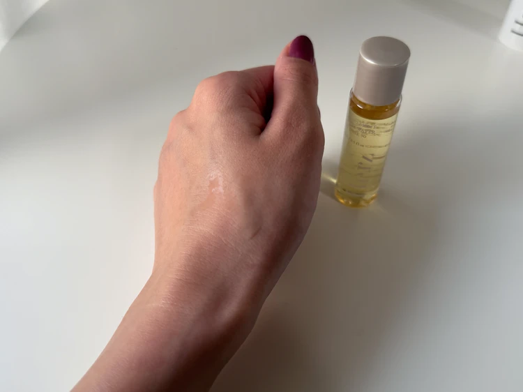 フルフィルメント セラム ウォーター インテンス 90を手に出して試している様子