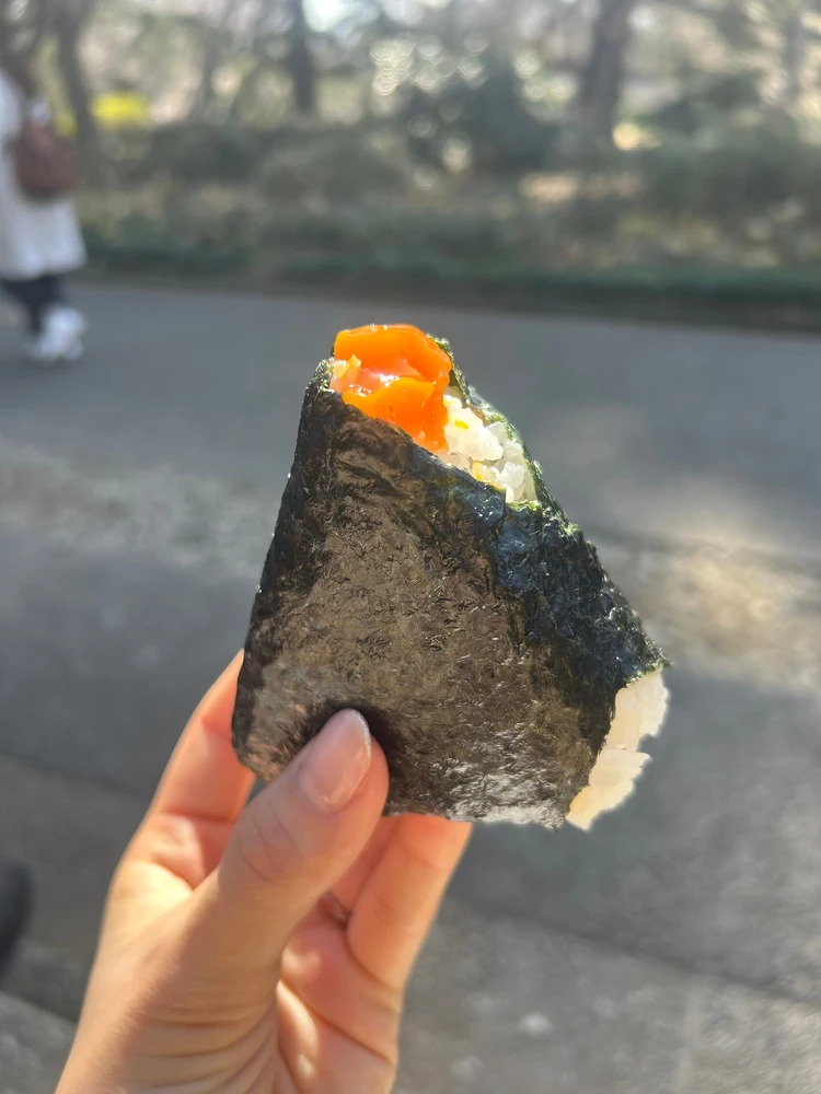 一汁おにぎり一粒万福新宿御苑店の卵黄醤油漬けおにぎり。お米の粒が立ったふっくらとしたおにぎりと、濃厚な卵黄の具材。