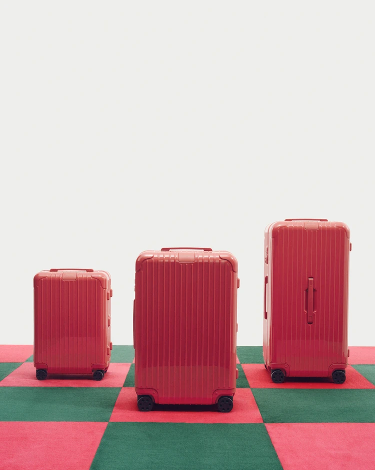 リモワ エッセンシャルコレクション 新色 赤