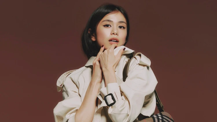 【トレンチコートコーデ】憧れのバーバリーのトレンチをまとい、颯爽と出社!【BAILA今日のコーデ】