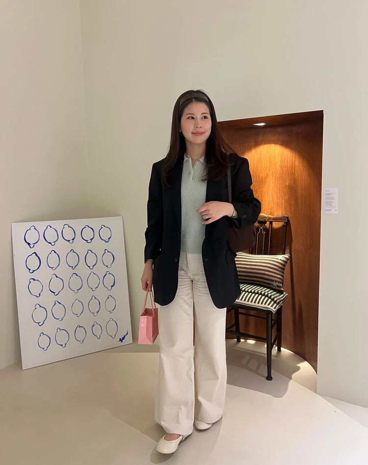 韓国・聖水(ソンス)で気温19℃の時の白いパンツにBASEMENTO ONLINEのミントグリーンの半袖ニットとジャケットを合わせたコーディネート