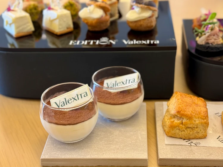 ティラミス ヴァレクストラロゴのホワイトチョコレート 東京エディション銀座で期間限定で楽しめるValextra(ヴァレクストラ)とのコラボアフタヌーンティー。スコーン好きおすすめアフタヌーンティー アフタヌーンティー東京 エディション銀座アフタヌーンティー「Sophie at EDITION」