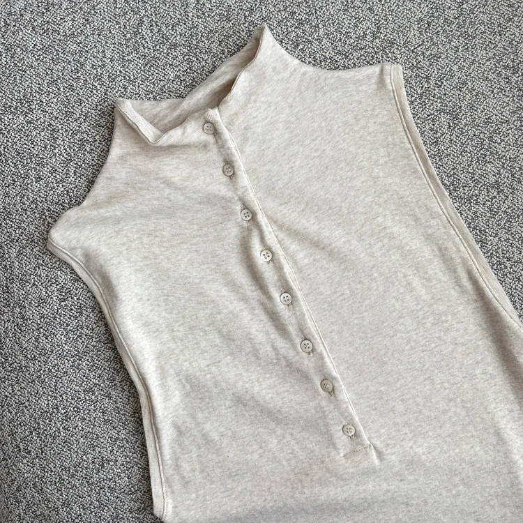 ZARAで見つけた¥2,990のハイネックトップスが、まだ暑い秋にぴったり！_2