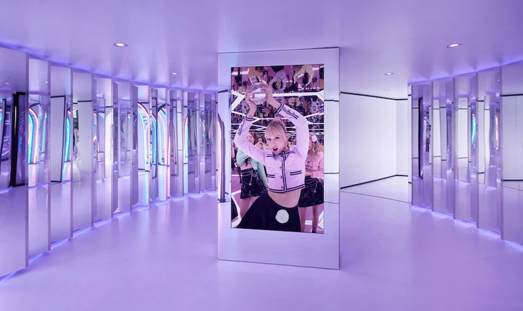 「シャネル チャンス オー スプランディド 特別イベント」の会場内「ミラー　メイズ」