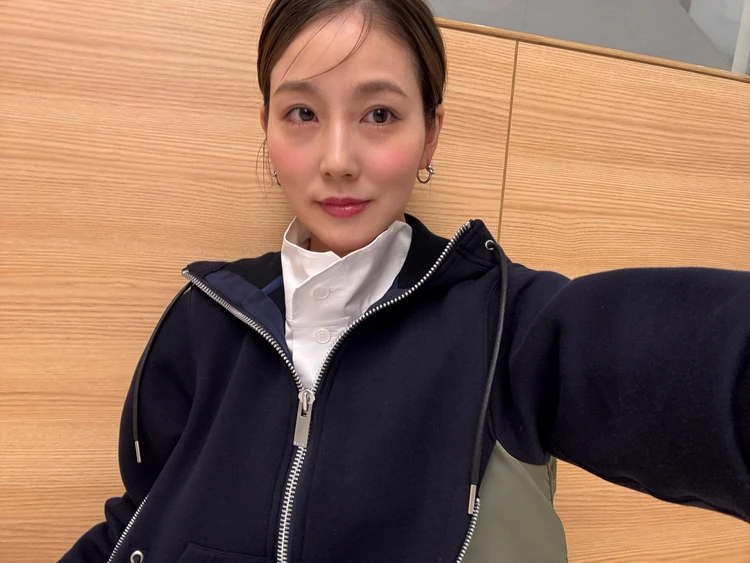 白シャツ×hoodieで休日コーデ【sacai】_6