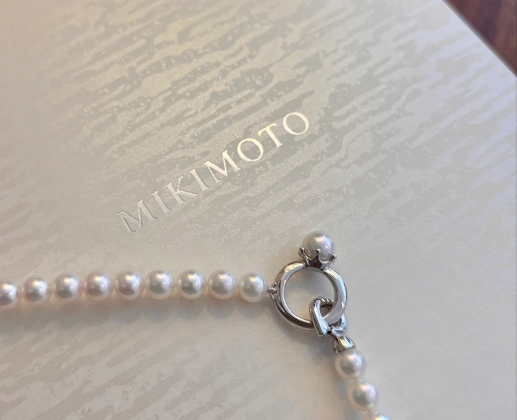 『MIKIMOTO(ミキモト)』のパールネックレスが、30代の普段使いに最適な訳を徹底解説!【エディターズラボ】