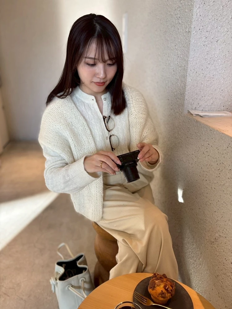 【肩がけニットでおしゃれ上級者】マフラーを巻くより垢抜ける冬のニットの上手な使い方_2_2