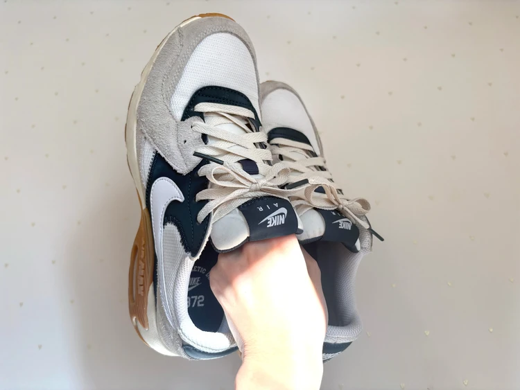 「白×差し色グリーン」のスニーカーでつくる、脱マンネリな秋の抜け感コーデ #NikeAIRMAX_1