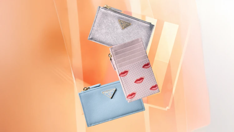 プラダ「サフィアーノトライアングル カードケース」シルバー、「プリントサフィアーノレザー カードケース」ピンク、ライトブルー