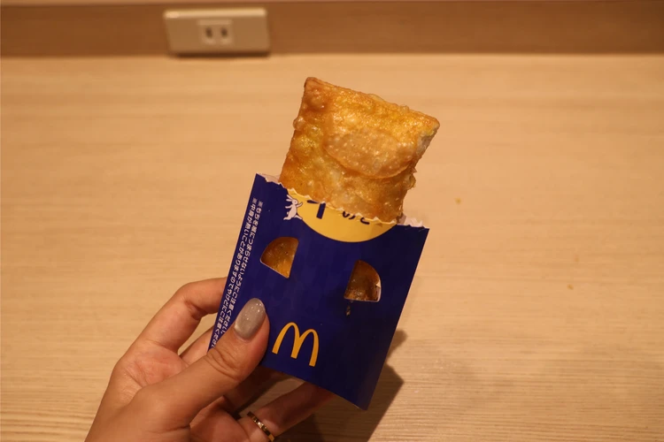 北海道産バターとあんことおもちの月見パイ