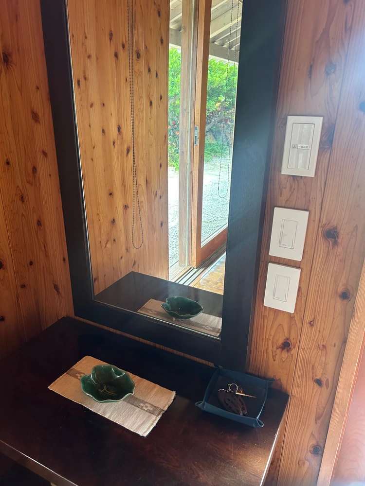 玄関横の全身鏡。下には靴箱がある