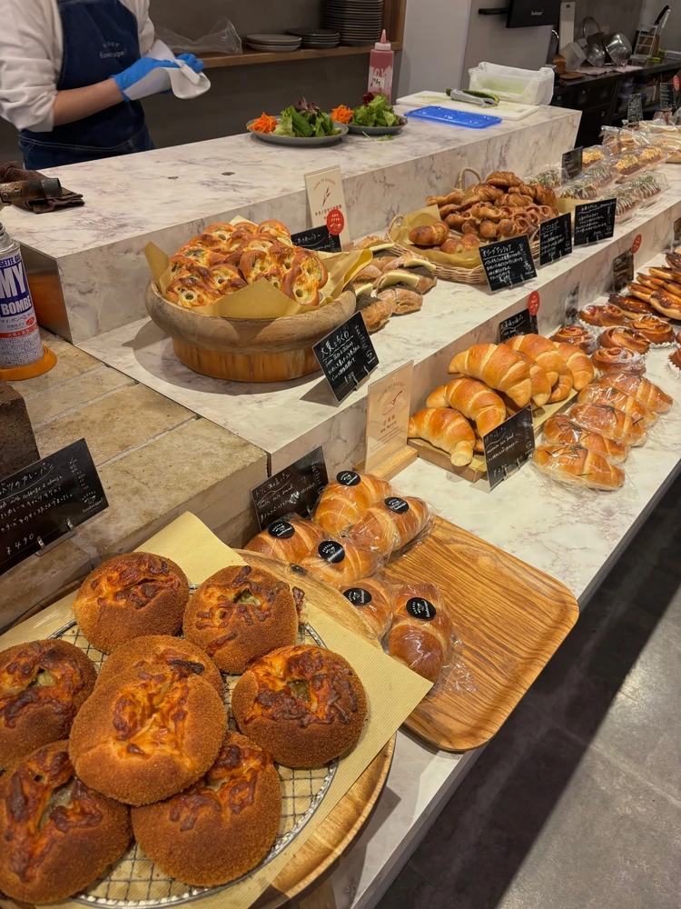 北浜のパン屋「foodscape!BAKERY北浜」の店内に並ぶ種類豊富なパン
