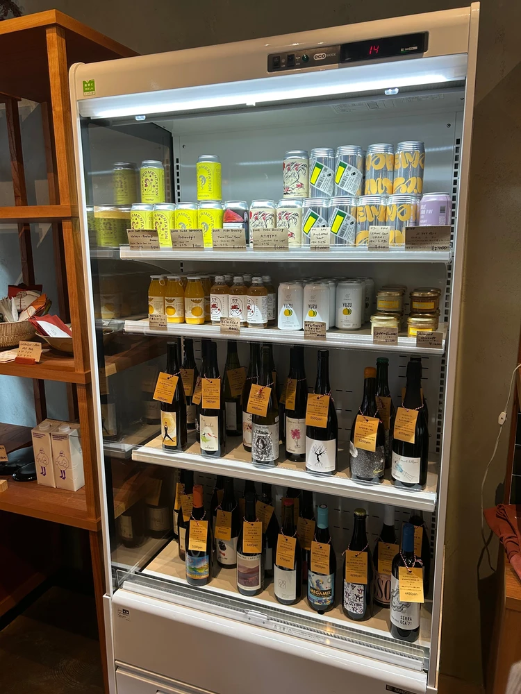 Parklet Bakeryのグロサリースペース。クラフトビール・ナチュラルワインetc