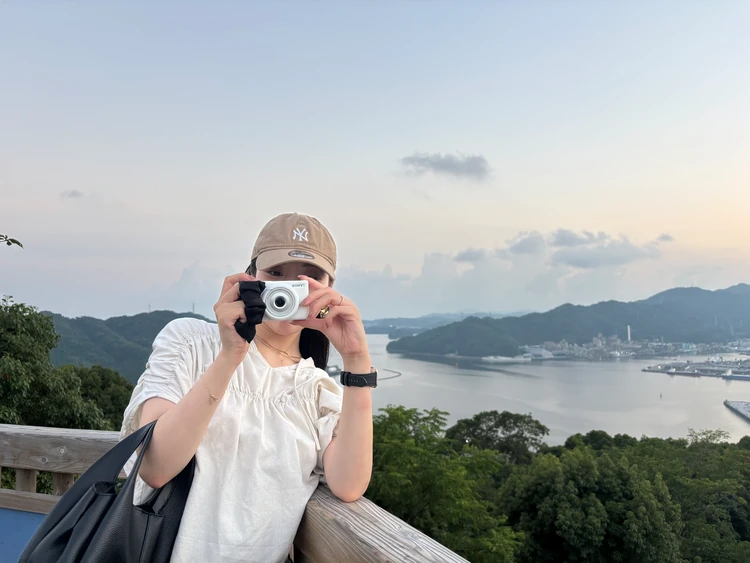 ベージュのNEW ERAキャップを合わせた香川旅行のカジュアルコーデ