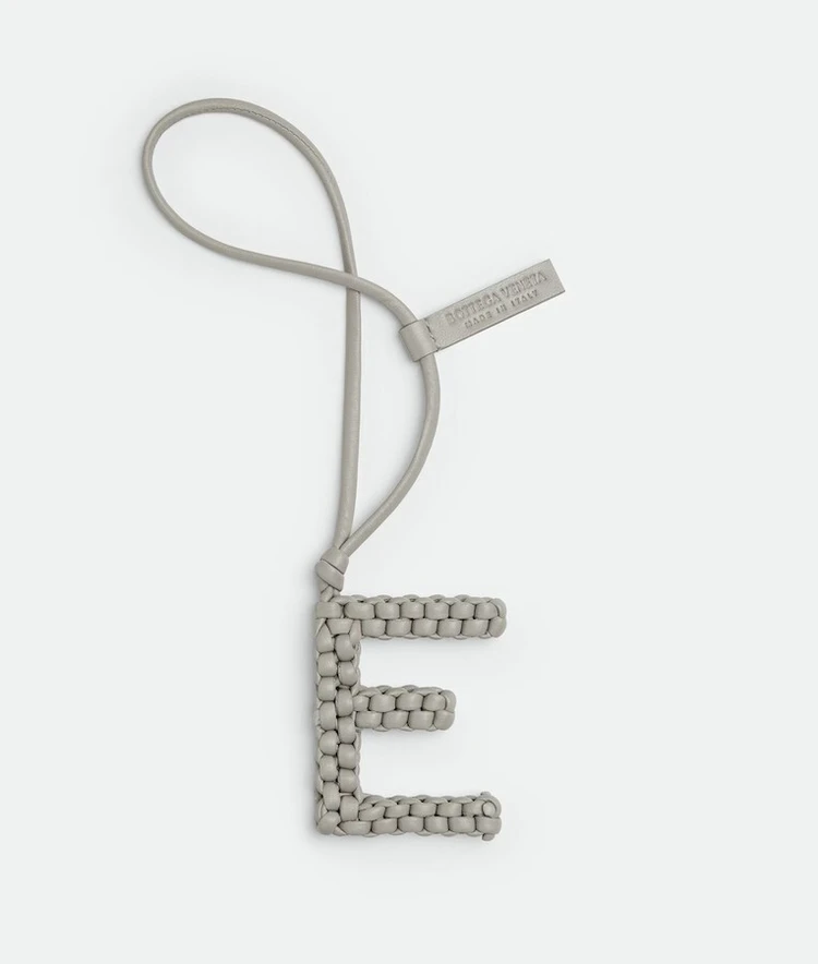 ボッテガ・ヴェネタのアルファベット チャーム「E」