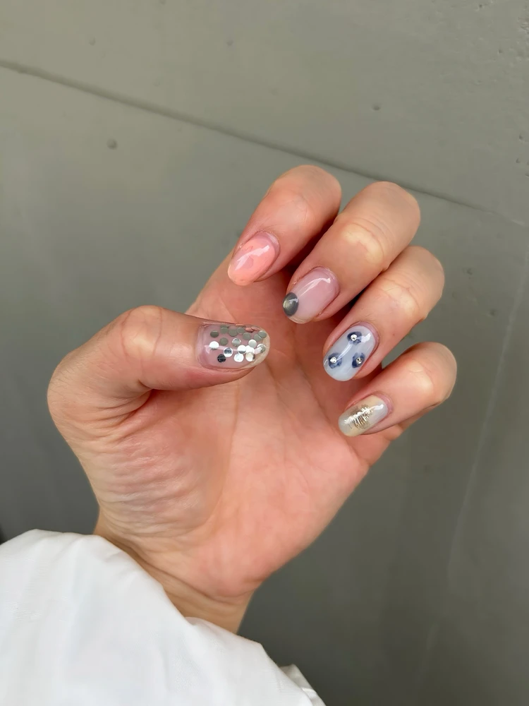 ストーンフラワー×ホロ ニュアンスネイル ネイル写真