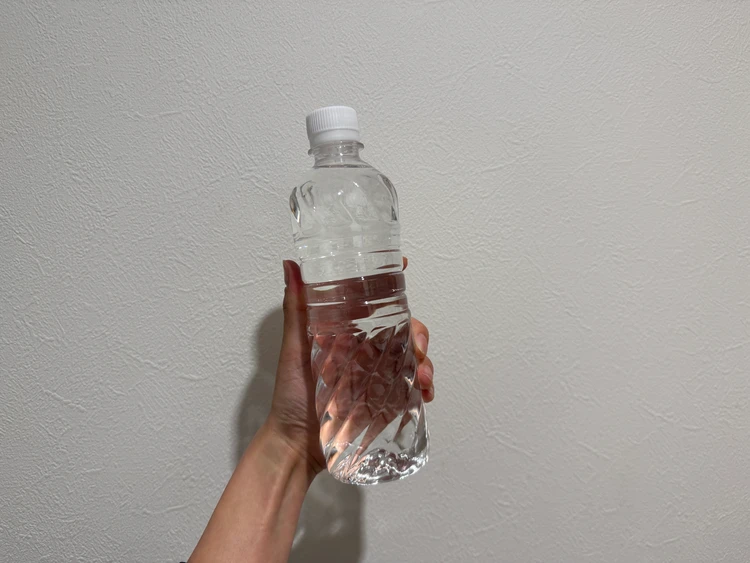 水のペットボトルの写真