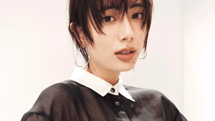 【透けトップスコーデ】オーガンジーの美フォルムをベーシックカラーで品よく満喫【BAILA今日のコーデ】